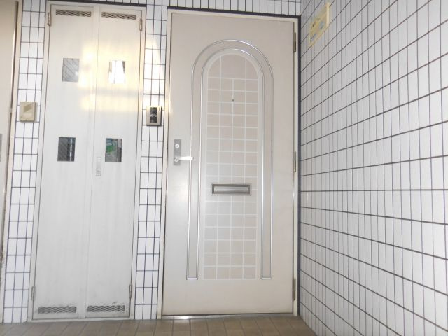郡家シャトルマンションの玄関