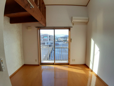 【居間・リビング】 | コーポ妙法寺 | こちらのリビングで趣味の時間をお楽しみください