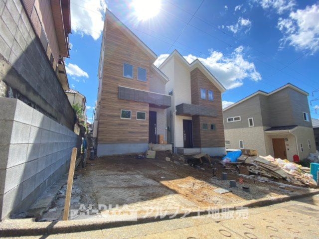 多摩市聖ヶ丘3丁目新築2棟の外観|【House of the Sun】
◆明るい家◆太陽の温かな光がお家全体を照らす。そこには目を輝かせ笑顔で見つめてくれる君がいて、「ただいま」の言葉がこだまする。そんな君の瞳に恋している。