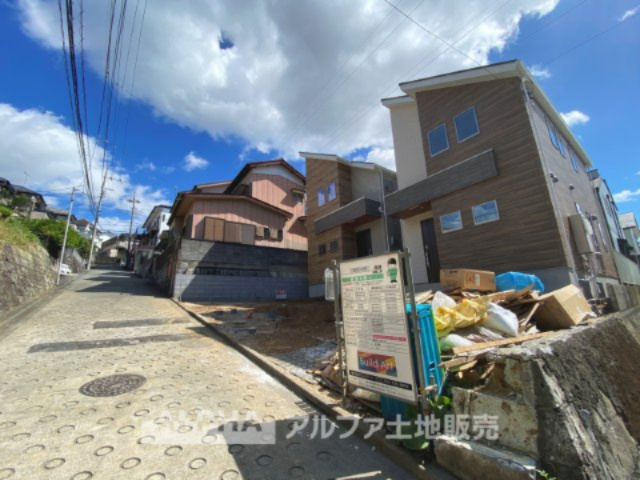 多摩市聖ヶ丘3丁目新築2棟の前面道路含む現地写真|【Light shower】
◆太陽の光◆を沢山感じながら明るく豊かな暮らしを約束する住まい。家族と語らい、聖ヶ丘の緑に見守られてた空間。四季の移ろいを感じ、我が子の成長を見守る。そんな家がここにある