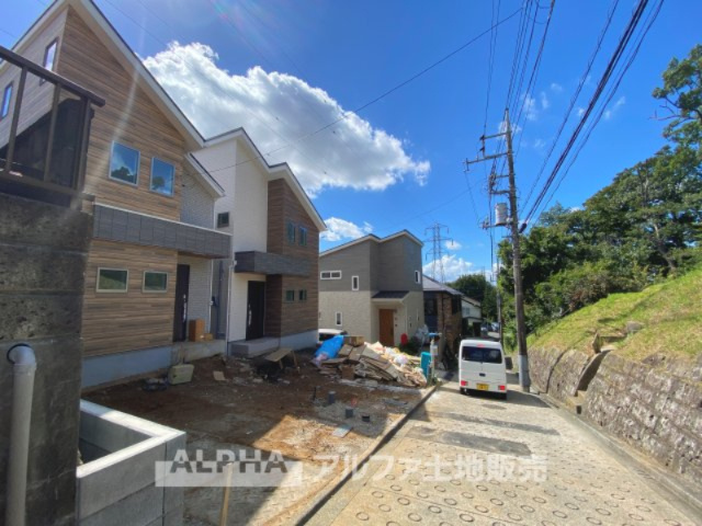 多摩市聖ヶ丘3丁目新築2棟の前面道路含む現地写真|【Car space】
◆カースペース◆傍らにはソヨゴやコニファー、ミモザ等の植物が相性よく、時が移りゆくごとに成長すると、それはまさに優しさと温もりを奏でる『幸せのガーデン』、自分好みカスタマイズ。