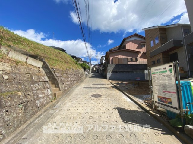 多摩市聖ヶ丘3丁目新築2棟の前面道路含む現地写真|【Blue sky】
◆青空に包まれて◆ベランダから望む紺碧の空。外を眺め時を忘れるなんて、ひさしかたぶりだろうか。こんなにも広く美しい情景が我が家にも広がっているなんて。こんな時間を大切にしたい。