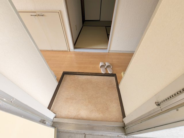 松美台ハイツの玄関