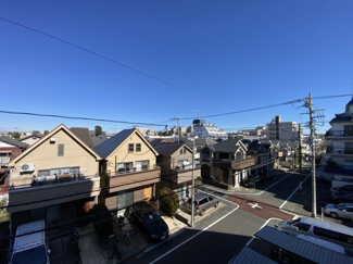 【展望】 | 眼前に広がる空の雄大さと、このお部屋の自慢の一つである「眺望」をご覧ください。毎日、この景色を独り占めできる新生活に夢が広がります。～即日のご見学可能～　お問合せはお気軽にどうぞ。