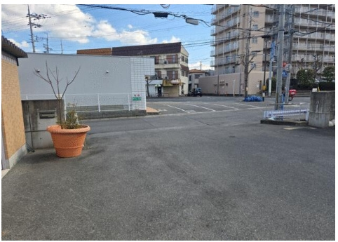 横大路貴船店舗付き住宅の駐車場