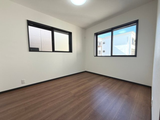 【洋室】 | ◆ウッドデッキのある新築戸建◆ | 2面採光の約6帖の洋室