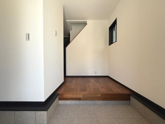 【玄関】 | ◆ウッドデッキのある新築戸建◆ | 1F廊下：Panasonic上級グレード マイスターズウッドフロアー採用