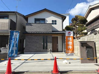 【外観】 | ◆ウッドデッキのある新築戸建◆ | 2025年3月完成！間口が約7.2ｍもあるので駐車2台可能です。宅配ボックス付も嬉しい♪