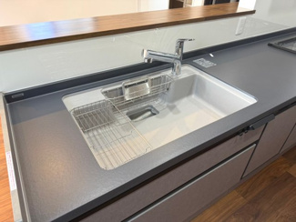 【キッチン】 | ◆ウッドデッキのある新築戸建◆ | 洗剤ラックが自由に動かせるのでシンクが広々使えます