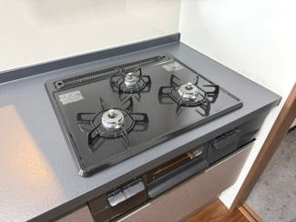 【キッチン】 | ◆ウッドデッキのある新築戸建◆ | 両面焼グリル付三口ガスコンロ