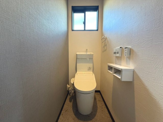 【トイレ】 | ◆ウッドデッキのある新築戸建◆ | 2Fトイレ：手洗い付のNewアラウーノV