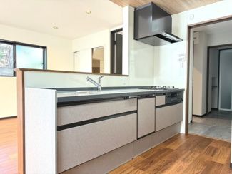 【キッチン】 | ◆ウッドデッキのある新築戸建◆ | Panasonic ラクシーナ：コンセント付なので調理家電も使いやすいです