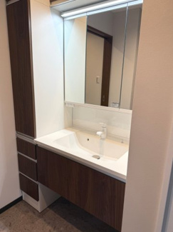 【独立洗面台】 | ◆ウッドデッキのある新築戸建◆ | Panasonic シーライン：収納はたっぷりフロートタイプの洗面台、2WAYの洗面室、脱衣室セパレート