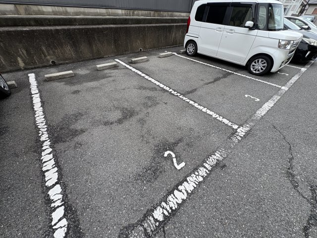 リュイール桃山台の駐車場