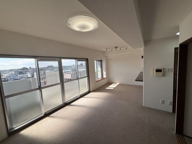 アメニティ江南の居間・リビング|南から陽射しが入り明るいリビング