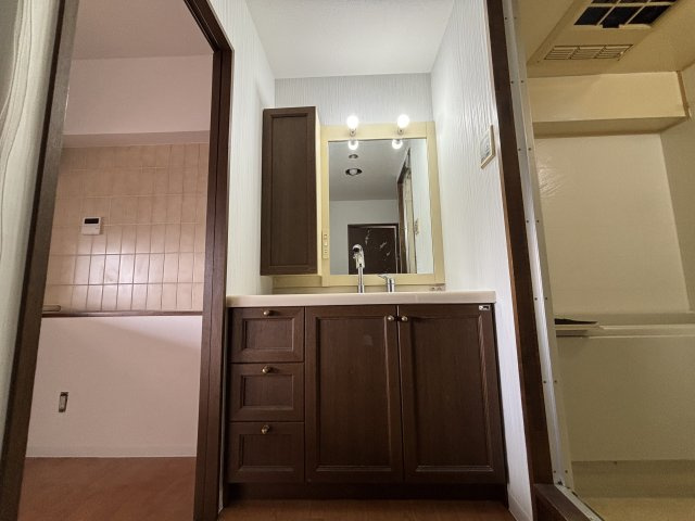 アメニティ江南の独立洗面台|就寝前や朝の身支度の際など、快適にお使いいただける洗面台