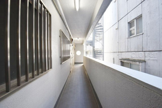 【その他共用部分】 | マンションの共用廊下です。きれいに清掃されています。周囲のお部屋の様子も、ぜひ伺ってみてください。～即日のご見学可能～　お問合せはお気軽にどうぞ。
