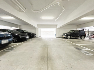 【駐車場】 | マンションの駐車場スペース。空きの有無や駐車料金、サイズ規定などについては、改めてお問い合わせください。～即日のご見学可能～　お問合せはお気軽にどうぞ。