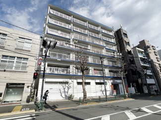 【外観】 | 青空によく映える建物です。手入れの行き届いた外壁やマンション正面エントランスなど、綺麗な姿をぜひ一度、現地にてご覧ください。～即日のご見学可能～　お問合せはお気軽にどうぞ。