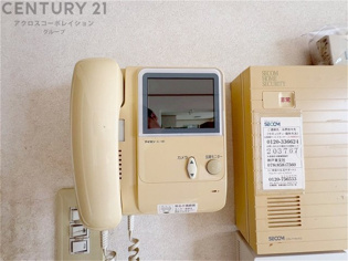 訪問者が来たときにテレビ画面で確認できるため、安心してドアを開けられます。録画機能があるものもあり、留守中に来訪者を記録しておくことができます。利便性が高く、セキュリティ面でも安心です
