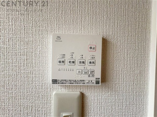 暖房機能があるため、冬場でも温かい浴室で入浴でき、乾燥機能があるため、水気を素早く取り除けます。また、換気機能があるため、湿気を素早く排出してカビや雑菌の発生を防ぐことができます。
