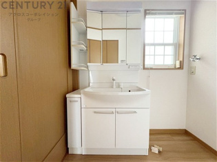 化粧品や洗顔料、歯ブラシなどの必需品をまとめて置ける収納スペースがあり、使用するたびに取り出す手間が省けます。また、水回りのため、濡れても大丈夫な素材が使用されており、お手入れが簡単です。
