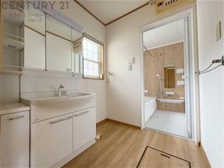 衣服の収納や脱ぎ着や整理整頓がしやすく、湿った衣類を乾燥させるスペースがありカビや臭いの発生を防ぎます。床の汚れを他の部屋に持ち込まず清潔を保つことができます。また快適な入浴環境の整備にも役立ちます。