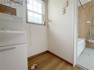 洗濯物の仕分け作業がしやすく、整理整頓が容易になります。洗濯音や湿気を他の部屋に持ち込まず、生活環境を快適に保ちます。上部を活用すれば収納スペースを確保でき洗剤や洗濯用品の整理もしやすくなります。
