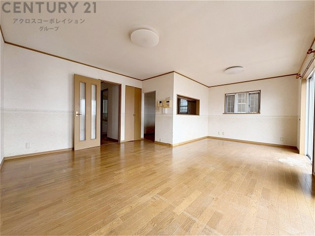 リビングダイニングは家族や友人とのコミュニケーションを楽しむ場所でくつろぎながら食事や会話を楽しめ、多目的に利用できリラックスできる空間です。家庭内の中心として機能し、快適な生活をサポートします。
