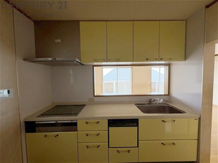 シンプルなデザインと使いやすさを兼ね備えた対面式システムキッチンは、効率的な作業スペースを提供し、家族やゲストとのコミュニケーションを促進します。
