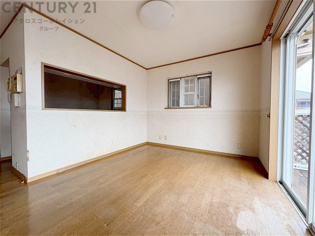 キッチン前のダイニングスペース　カウンターキッチンから料理の受け渡し等に便利です。ダイニングセットを置いても十分な広さを確保。
