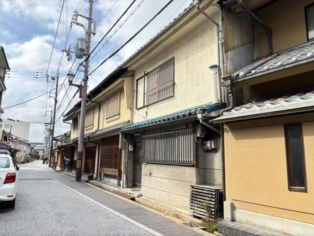 岸和田市本町　中古戸建の前面道路含む現地写真