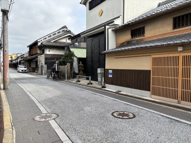 岸和田市本町　中古戸建の前面道路含む現地写真