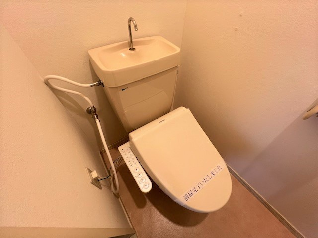 メゾン楠のトイレ|落ち着いた色調のトイレです