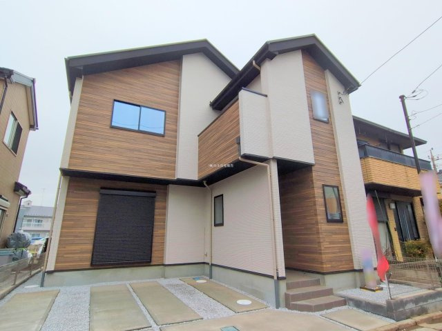 富士見市羽沢１丁目の新築一戸建の外観|2025年3月撮影
折上天井で開放的な19帖のリビング！
スタディカウンター付のユーティリティスペースは在宅勤務やお子さまの勉強スペースにも◎！

資料請求やご見学などお気軽にお問い合わせください。