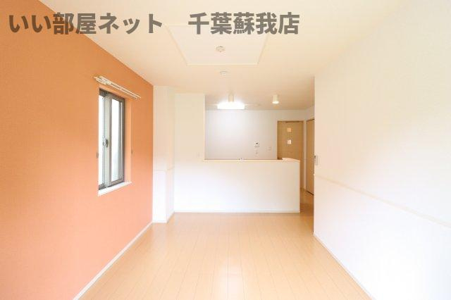 グレイスメゾンⅡの居間・リビング|こちらのリビングで趣味の時間をお楽しみください