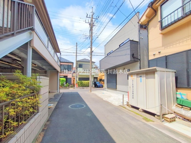 月々８万円台～　新築戸建　川越市藤間第12期の前面道路含む現地写真|前面道路含む外観　北側約4.0ｍ公道、西側約4.0ｍ私道