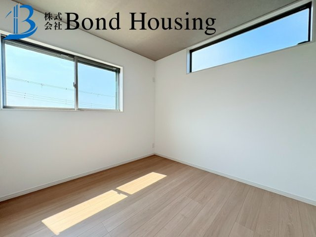 「並列2台可」「ルーフバルコニーつき」高津橋 限定1棟の洋室