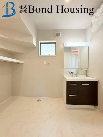 「並列2台可」「ルーフバルコニーつき」高津橋 限定1棟の洗面所