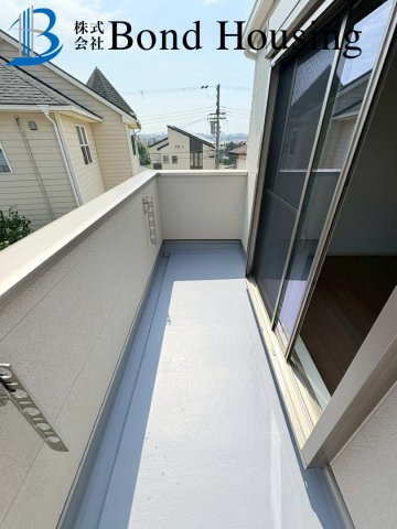 「並列2台可」「ルーフバルコニーつき」高津橋 限定1棟のバルコニー