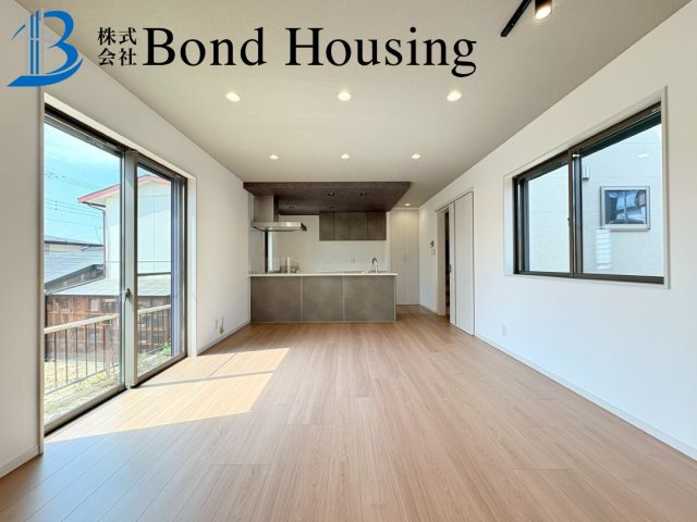 「並列2台可」「ルーフバルコニーつき」高津橋 限定1棟の居間・リビング