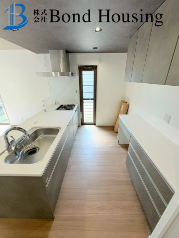 「並列2台可」「ルーフバルコニーつき」高津橋 限定1棟のキッチン