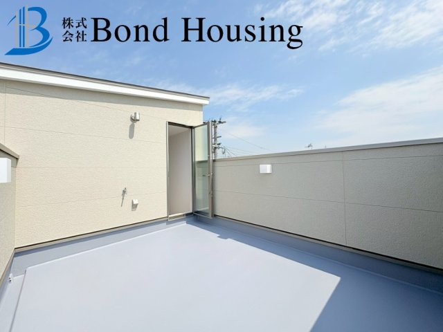「並列2台可」「ルーフバルコニーつき」高津橋 限定1棟のバルコニー
