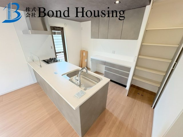 「並列2台可」「ルーフバルコニーつき」高津橋 限定1棟のキッチン