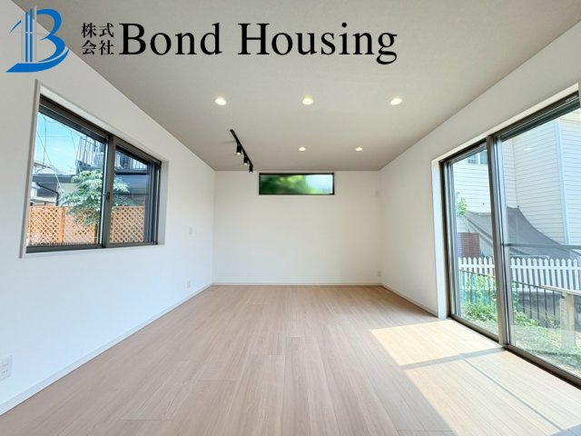 「並列2台可」「ルーフバルコニーつき」高津橋 限定1棟の居間・リビング