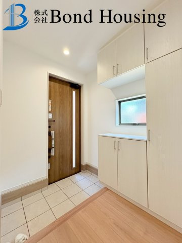 「並列2台可」「ルーフバルコニーつき」高津橋 限定1棟の玄関