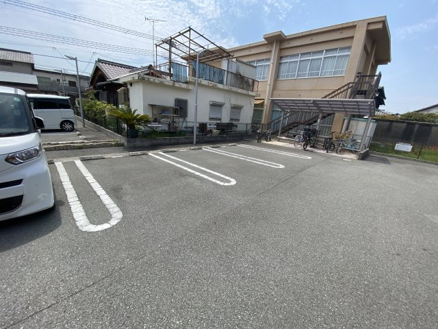 コーポラスイヅツの駐車場
