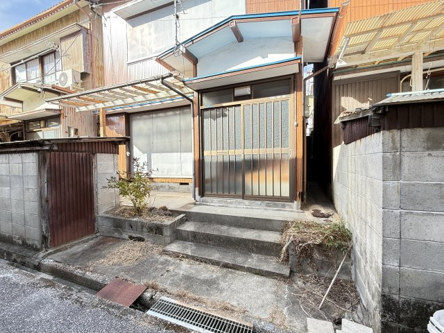 和泉町貸家のエントランス