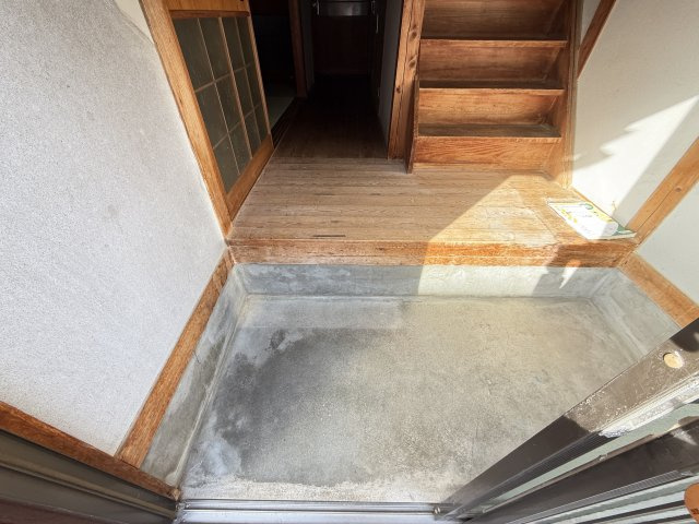 和泉町貸家の玄関