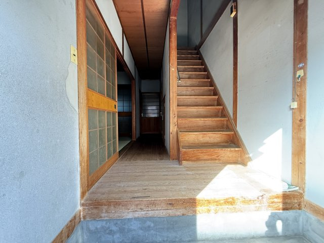 和泉町貸家の玄関